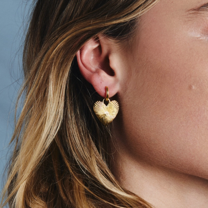 Small Ribbed Heart of Gold Huggies