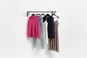 Black Wall-Mounted Clothes Rail with