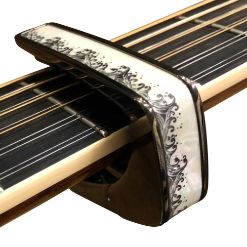 Thalia Deluxe Capo – White Pearl Waves, Black Chrome (TH-CB201-01)