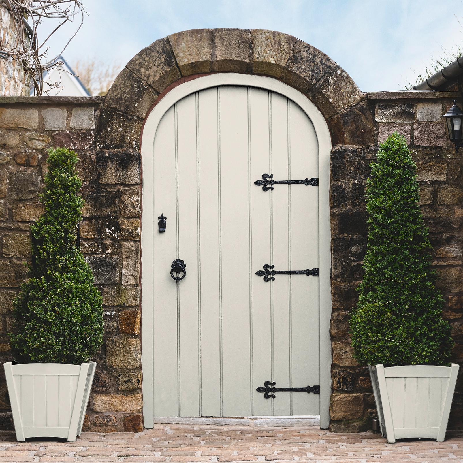 Ginger Lily Paint - 109768_GATE_AND_POTS.jpg