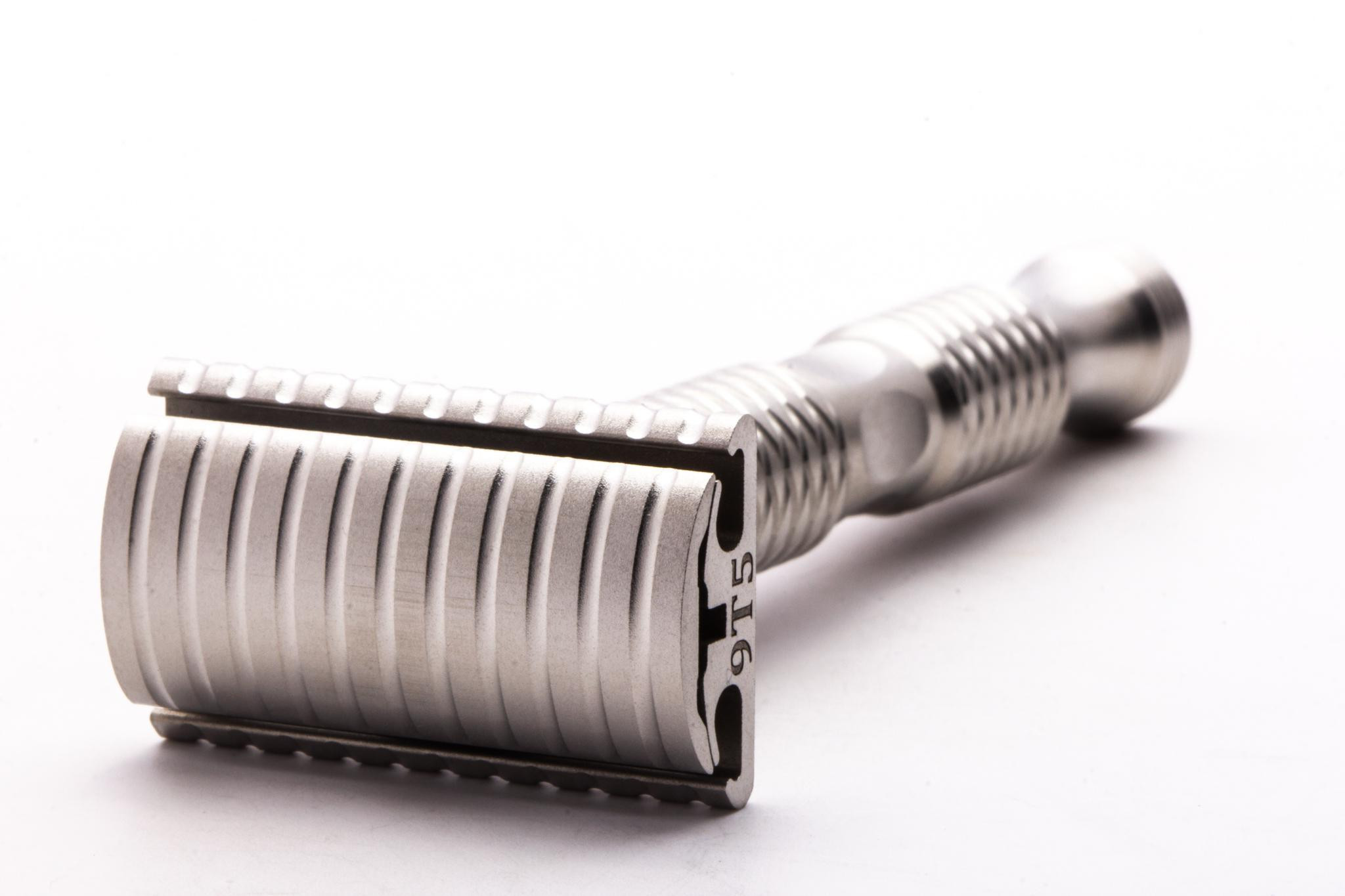 両刃カミソリ　Timeless Razor 0.68 オープンコム　ステンレス TRSCLKIT2WS: The Gift (Scalloped head, 0.68MM Blade Gap, 14mm x