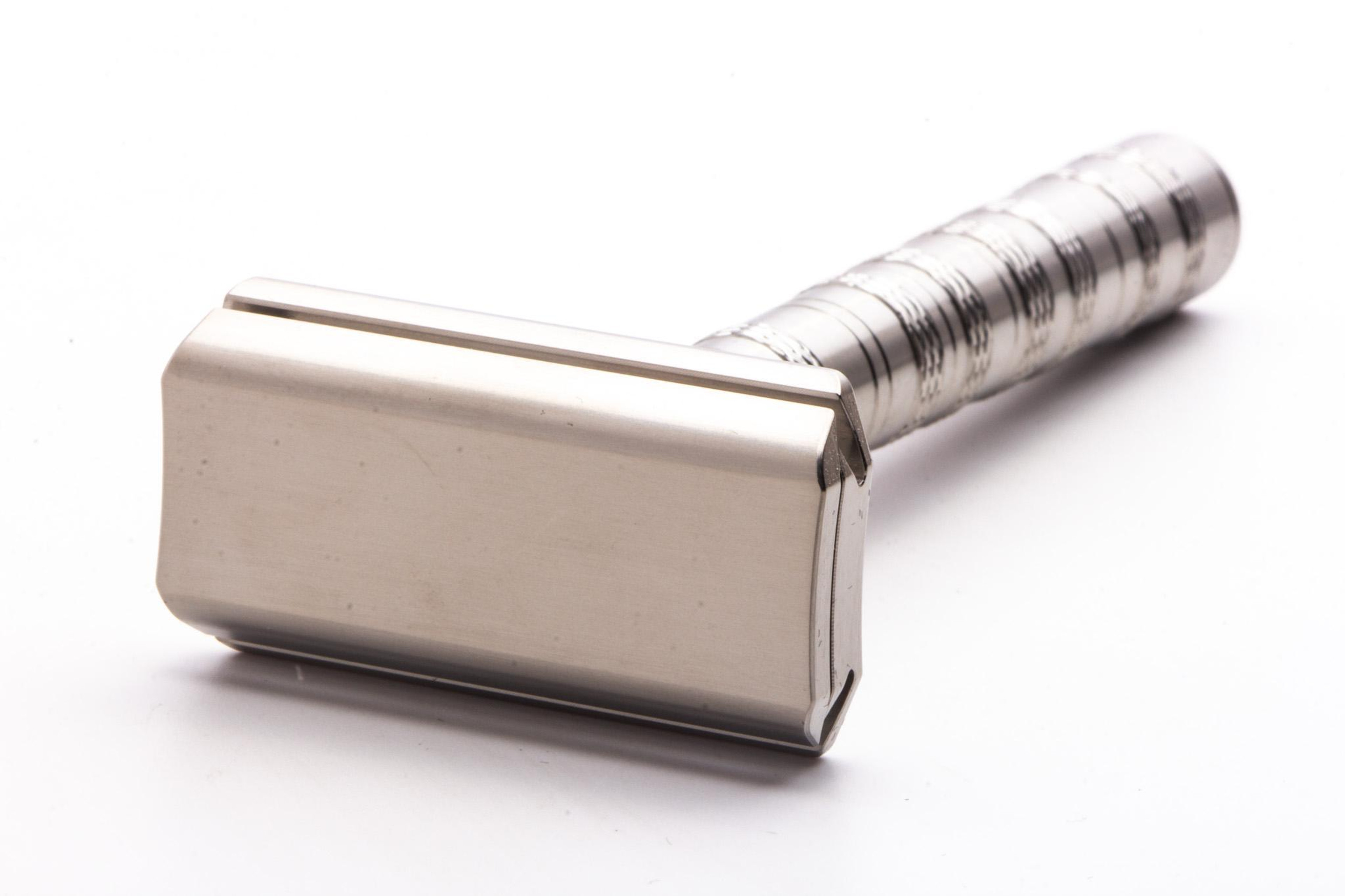 ヘンソンシェービング / Ti22 / チタン / マイルド Henson Titanium Ti22 Mild Safety Razor – Grown Man Shave
