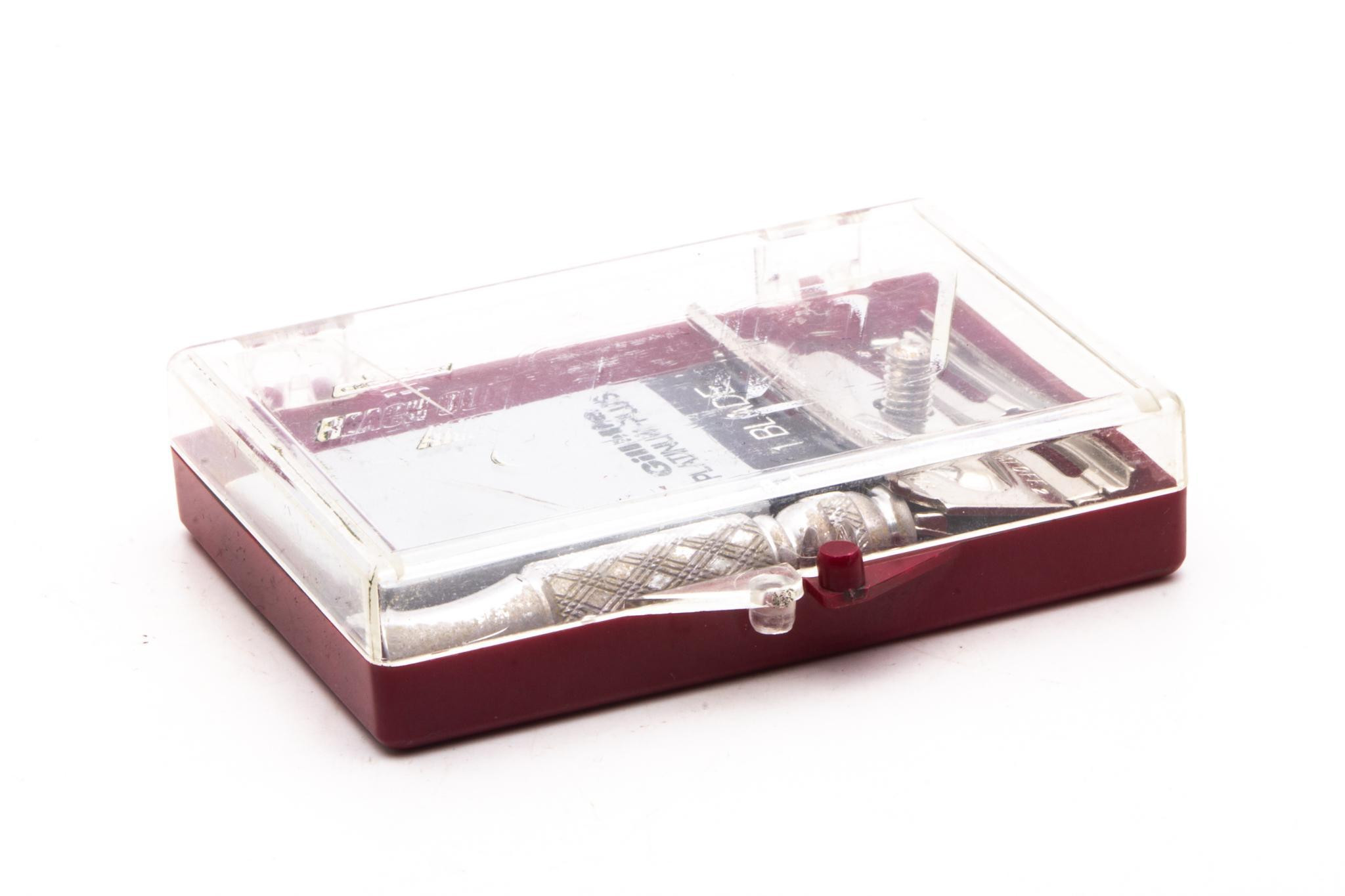 1971 R2 Gillette Ball End Travel Spiral Handle Safety Razor Set