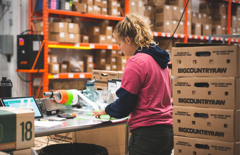 Photo d'un employé étiquetant une boîte