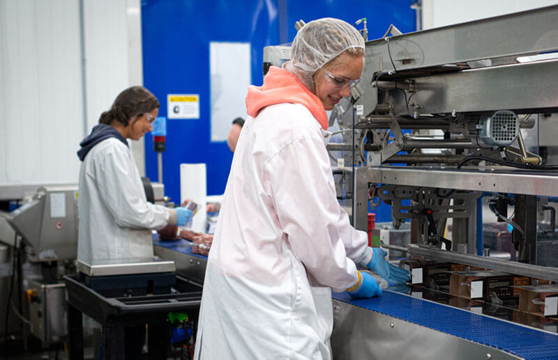 Photo de travailleurs à la chaîne