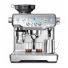 La especialidad del café en casa de forma automática.
Oracle puede moler, dosificar, prensar y espumar leche de forma automática. Puedes extraer espresso y espumar la leche simultáneamente: de granos a latte en menos de un minuto.