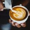 La elección del barista para el espresso casero.
En el corazón de esta cafetera se encuentra el sistema de calentamiento con dos calentadores. El calentador para la extracción del espresso cuenta con control de temperatura PID, y el calentador independiente suministra un flujo de vapor potente al instante. Gracias a ello, podrás preparar café a la temperatura adecuada para obtener un sabor óptimo y, al mismo tiempo, espumar la leche.