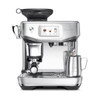 La mejor combinación de precisión y velocidad.
Rendimiento profesional con una interfaz intuitiva que te muestra toda la información que necesitas para saborear la especialidad del café de la tercera ola en casa. El molinillo integrado muele la cantidad exacta de café en el momento para ofrecer un sabor complejo e intenso. Con el sistema de calentamiento ThermoJet, que está listo en 3 segundos, y una extracción del espresso precisa, el café pasará del grano a la taza más rápido que nunca.
