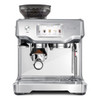 La Breville Barista Touch ofrece café de especialidad en casa utilizando la fórmula de las 4 claves y forma parte de la serie Barista que ofrece máquinas de café espresso todo en uno con molinillo integrado para pasar de los granos al espresso en menos de un minuto