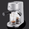 El resultado perfecto en casa al instante. Bambino puede preparar café de la tercera ola igual que las máquinas profesionales. Esto es posible gracias a la fórmula de las 4 claves. Ofrece café de calidad profesional usando un portafiltro de 54 mm y una dosis de 18 gramos de café para obtener un sabor pleno. Además, su potente vaporizador te permitirá disfrutar de microespumada, perfecta para crear latte art. Gracias al sistema de calentamiento ThermoJet patentado, solo necesitarás 3 segundos para comenzar.