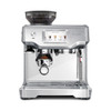 The Oracle Touch: descubre la revolución del café en casa con The Oracle Touch, la máquina de espresso de Breville que combina tecnología avanzada con la simplicidad de uso. Diseñada para los amantes del café que buscan la perfección en cada taza, esta máquina cuenta con un sistema de molienda integrado que muele los granos frescos justo antes de la preparación, garantizando un sabor excepcional. Su pantalla táctil intuitiva permite personalizar fácilmente la temperatura, la textura de la leche y la cantidad de café, lo que te brinda la libertad de crear desde un espresso clásico hasta un cappuccino perfectamente espumoso. Además, su sistema de calibración automática asegura una extracción óptima, lo que hace que cada taza sea un verdadero deleite. Con The Oracle Touch, cada momento de café se convierte en una experiencia gourmet en la comodidad de tu hogar. ¡Transforma tu ritual de café y deleita tus sentidos con la calidad profesional que esta máquina ofrece!