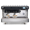 Un diseño cuidado y ergonómico a servicio del barista.
La M26 está provista de un panel de mandos electromecánico, lanzas ergonómicas más largas, una pantalla de servicios y luces en la superficie de trabajo en la versión más completa SE.