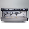 Un diseño cuidado y ergonómico a servicio del barista.
La M26 está provista de un panel de mandos electromecánico, lanzas ergonómicas más largas, una pantalla de servicios y luces en la superficie de trabajo en la versión más completa SE.