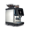 La S30 es la máquina perfecta para pastelerías, restaurantes, cadenas de cafeterías medianas y para todo aquel que quiera disfrutar de un trozo de tarta u otros productos con la receta perfecta. Así, gracias a la exclusiva tecnología de espuma de leche fría, se amplía aún más el enorme repertorio de recetas que puedes seleccionar y saborear. Hasta 300 tazas al día. Todas, por supuesto, con la misma excelente calidad.