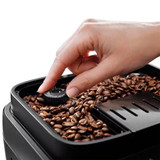 La cafetera Magnifica Evo Next encarna la experiencia, los conocimientos y la tecnología de De'Longhi para ofrecer siempre los mejores resultados en la taza. Satisface todos los gustos de café con una selección de 13 bebidas a través de la interfaz fácil de usar con iconos de colores y pantalla TFT. Personaliza tus bebidas con 5 tamaños, 4 niveles de intensidad y 3 opciones de temperatura, y disfruta de una espuma fina y abundante gracias a la tecnología LatteCrema Hot para todas tus bebidas con leche.