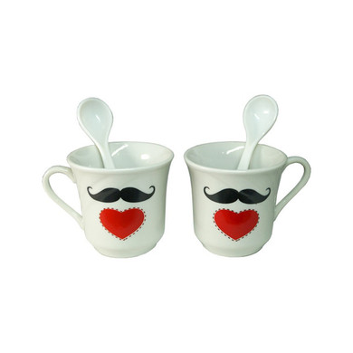 Set Espresso en Estuche con 2 Pocillos y 2 Cucharas de Porcelana: la elección ideal para disfrutar de tu espresso con estilo. Este elegante set incluye dos delicados pocillos de porcelana, perfectos para realzar el sabor y la temperatura del café, junto con dos cucharas a juego para una experiencia completa. Presentado en un estuche de calidad, este set es ideal tanto para uso personal como para regalar a los amantes del café. Un toque de sofisticación que hace de cada espresso un momento especial.