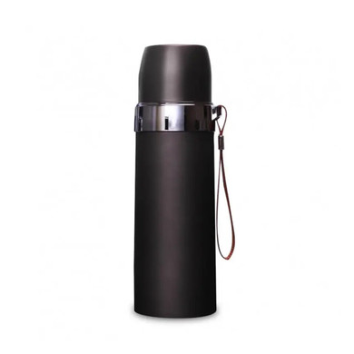 Termo Bala Negro de 0.5 LT: diseñado para mantener la temperatura de tus bebidas en todo momento, este termo compacto y elegante es ideal para quienes están siempre en movimiento. Su forma de bala permite un agarre cómodo y fácil de transportar, mientras que el acabado negro le da un toque moderno y sofisticado. Fabricado en acero inoxidable de alta calidad, conserva el calor o frío de tus bebidas por horas, brindándote la temperatura perfecta en cada sorbo. Ideal para café, té o agua, este termo es el compañero perfecto para tu rutina diaria.
