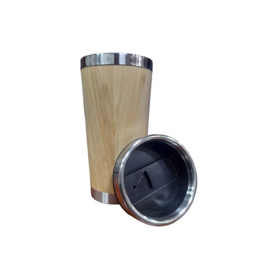 Mug Vaso Viajero de Bambú de 500 ml: una opción ecológica y elegante para quienes buscan estilo y sostenibilidad. Este mug combina la belleza natural del bambú con un diseño ligero y ergonómico, ideal para llevar tus bebidas favoritas. Su capacidad de 500 ml es perfecta para mantenerte hidratado en el camino, mientras que su tapa segura evita derrames. Con el mug de bambú, cada sorbo es una oportunidad para cuidar el planeta y disfrutar de un toque natural en tu rutina diaria.