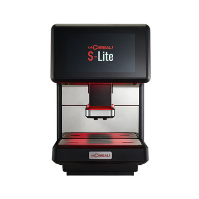 S-Lite presenta un nuevo diseño que se integra sin esfuerzo en cualquier ambiente.
A pesar de su tamaño reducido, mantiene la esencia distintiva de LaCimbali, alineándose con el resto de la familia S-Line. Una luz LED personalizable envuelve la pantalla de S-Lite, haciendo que esta cafetera sea aún más distintiva y reflejando con estilo el ambiente de cada espacio. Tamaños extremadamente compactos gracias a la tolva integrada, que se adapta perfectamente al cuerpo de S-Lite, lo que le permite encajar en cualquier espacio. Un equilibrio perfecto entre tradición y modernidad, que combina la estética clásica de LaCimbali con una forma fresca y compacta.
S-Lite demuestra que las grandes cosas vienen en envases pequeños.