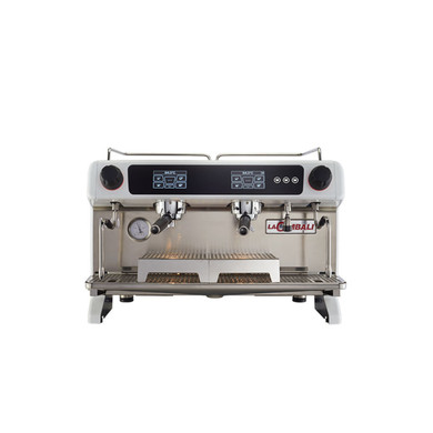 Con la firma de Valerio Cometti + V12 Design, la nueva M40 sigue claramente el estilo de la M200, iniciando un sentimiento de familia que faltaba. El estilo se asemeja al de nuestro producto estrella, pero con una forma adaptada para satisfacer mejor las necesidades de los distintos clientes. Una línea roja que continúa guiándonos en el tiempo y en el espacio.Materiales de primera El cuerpo de metal está diseñado con materiales altamente resistentes de primera calidad y duraderos: aluminio fundido a presión y acero.