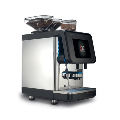 La S30 es la máquina perfecta para pastelerías, restaurantes, cadenas de cafeterías medianas y para todo aquel que quiera disfrutar de un trozo de tarta u otros productos con la receta perfecta. Así, gracias a la exclusiva tecnología de espuma de leche fría, se amplía aún más el enorme repertorio de recetas que puedes seleccionar y saborear. Hasta 300 tazas al día. Todas, por supuesto, con la misma excelente calidad.