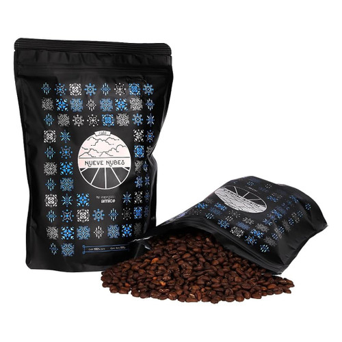 Espressoamico Café Nueve Nubes: descubre una experiencia cafetera única con Espressoamico Café Nueve Nubes, una mezcla cuidadosamente elaborada que captura la esencia del café de calidad. Este café de tueste oscuro presenta un perfil intenso y robusto, ideal para los amantes del espresso. Con notas de cacao y un sutil toque de frutas secas, Nueve Nubes ofrece una complejidad de sabores que se complementan con una rica crema y un final prolongado. Perfecto para preparar un espresso perfecto o como base para tus bebidas de café favoritas, este café es una celebración de la pasión y la tradición cafetera. Deleita tus sentidos y disfruta de la experiencia Nueve Nubes en cada taza. ¡El café que te elevará a nuevas alturas! Espressoamico Café Nueve Nubes: descubre una experiencia cafetera única con Espressoamico Café Nueve Nubes, una mezcla cuidadosamente elaborada que captura la esencia del café de calidad. Este café de tueste oscuro presenta un perfil intenso y robusto, ideal para los amantes del espresso. Con notas de cacao y un sutil toque de frutas secas, Nueve Nubes ofrece una complejidad de sabores que se complementan con una rica crema y un final prolongado. Perfecto para preparar un espresso perfecto o como base para tus bebidas de café favoritas, este café es una celebración de la pasión y la tradición cafetera. Deleita tus sentidos y disfruta de la experiencia Nueve Nubes en cada taza. ¡El café que te elevará a nuevas alturas!