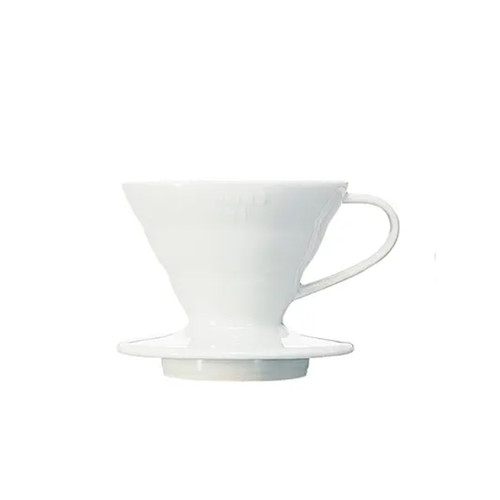 Dripper Plástico V60 No. 02: optimiza tu ritual de café con el dripper V60 No. 02, diseñado para aquellos que buscan una extracción perfecta. Fabricado en plástico duradero y ligero, este dripper permite un flujo de agua controlado y uniforme, garantizando una infusión óptima de tus granos favoritos. Su diseño en forma de cono de 60 grados y los canales en espiral facilitan la circulación del agua, realzando los sabores y aromas del café. Ideal para preparar desde una taza individual hasta varias porciones, este dripper es perfecto para quienes disfrutan del arte del café filtrado. ¡Transforma tu experiencia cafetera con el V60 y descubre un nuevo nivel de sabor! Dripper Plástico V60 No. 02: optimiza tu ritual de café con el dripper V60 No. 02, diseñado para aquellos que buscan una extracción perfecta. Fabricado en plástico duradero y ligero, este dripper permite un flujo de agua controlado y uniforme, garantizando una infusión óptima de tus granos favoritos. Su diseño en forma de cono de 60 grados y los canales en espiral facilitan la circulación del agua, realzando los sabores y aromas del café. Ideal para preparar desde una taza individual hasta varias porciones, este dripper es perfecto para quienes disfrutan del arte del café filtrado. ¡Transforma tu experiencia cafetera con el V60 y descubre un nuevo nivel de sabor!