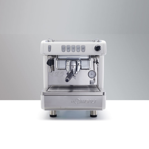 Una confluencia entre pasado y presentes: los grupos cromados a la vista, las patas de metal y los detalles opcionales en madera son solo algunas características que convierten a la M26 TE RE en un modelo premium.