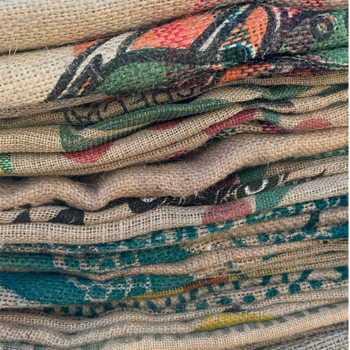 Saco de Arpillera de Café: añade un toque rústico y auténtico a tu hogar con nuestro Saco de Arpillera de Café. Fabricado con materiales duraderos y sostenibles, este saco no solo es ideal para almacenar tus granos de café favoritos, sino que también puede ser utilizado como elemento decorativo. Con su diseño clásico y estampado que evoca la esencia del café, es perfecto para crear un ambiente cálido y acogedor en tu cocina o sala de estar. Además, es versátil y se puede utilizar para una variedad de propósitos, desde organizador de plantas hasta un original regalo para los amantes del café. Dale un nuevo uso a este saco de arpillera y celebra la pasión por el café en cada rincón de tu hogar. ¡Un elemento que combina funcionalidad y estilo! Saco de Arpillera de Café: añade un toque rústico y auténtico a tu hogar con nuestro Saco de Arpillera de Café. Fabricado con materiales duraderos y sostenibles, este saco no solo es ideal para almacenar tus granos de café favoritos, sino que también puede ser utilizado como elemento decorativo. Con su diseño clásico y estampado que evoca la esencia del café, es perfecto para crear un ambiente cálido y acogedor en tu cocina o sala de estar. Además, es versátil y se puede utilizar para una variedad de propósitos, desde organizador de plantas hasta un original regalo para los amantes del café. Dale un nuevo uso a este saco de arpillera y celebra la pasión por el café en cada rincón de tu hogar. ¡Un elemento que combina funcionalidad y estilo!