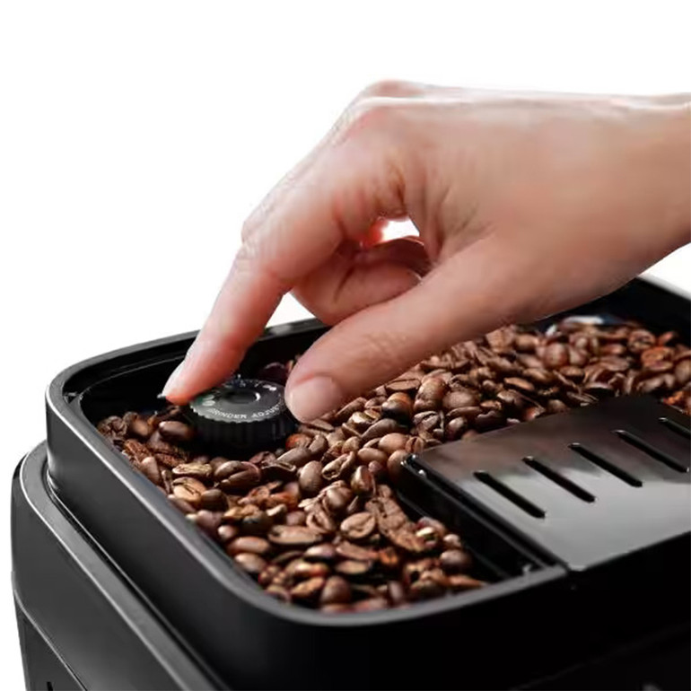 DeLonghi Eletta Explore: lleva tu experiencia cafetera a nuevas alturas con la DeLonghi Eletta Explore, una máquina de café automática diseñada para los amantes del café que buscan calidad y versatilidad. Con su elegante diseño y tecnología avanzada, esta máquina te permite preparar una amplia variedad de bebidas, desde espresso intenso hasta cremosos lattes y capuchinos. Su sistema de espuma de leche garantiza una textura perfecta en cada bebida, mientras que la interfaz intuitiva hace que personalizar tus recetas sea fácil y rápido. Disfruta de café fresco y de alta calidad en la comodidad de tu hogar con la DeLonghi Eletta Explore, donde cada taza es una obra maestra. ¡Explora el mundo del café como nunca antes!