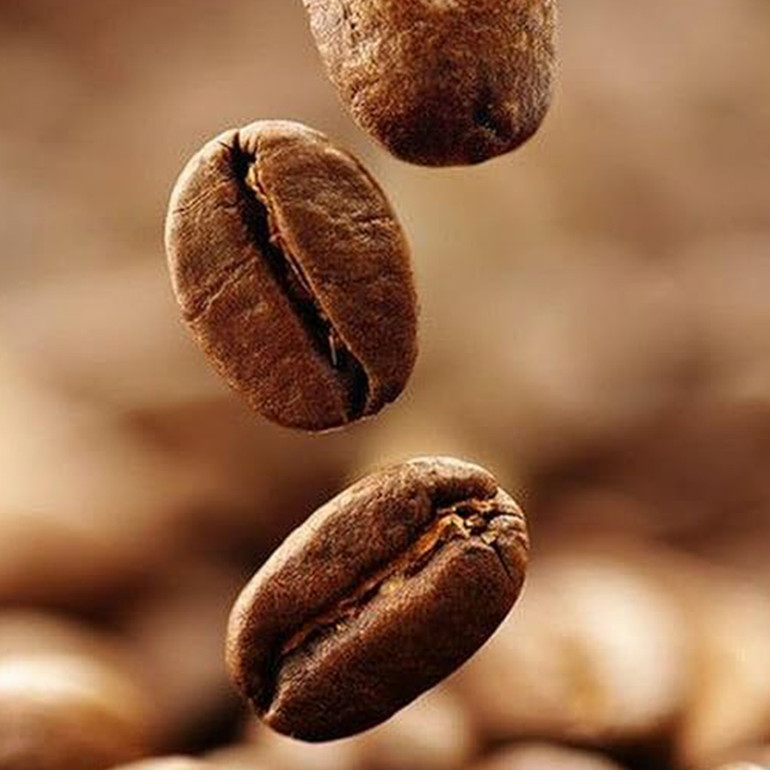 De'Longhi Decaffeinato es una deliciosa mezcla de 50 % Arábica y 50 % Robusta, descafeinada mediante un proceso natural con CO2. Este tueste medio dulce y completo tiene un cuerpo agradable y equilibrado con una delicada acidez, con un intenso regusto a cacao y caramelo. Cuidadosamente seleccionado para preparar el Café, Espresso o Cappuccino perfecto.
