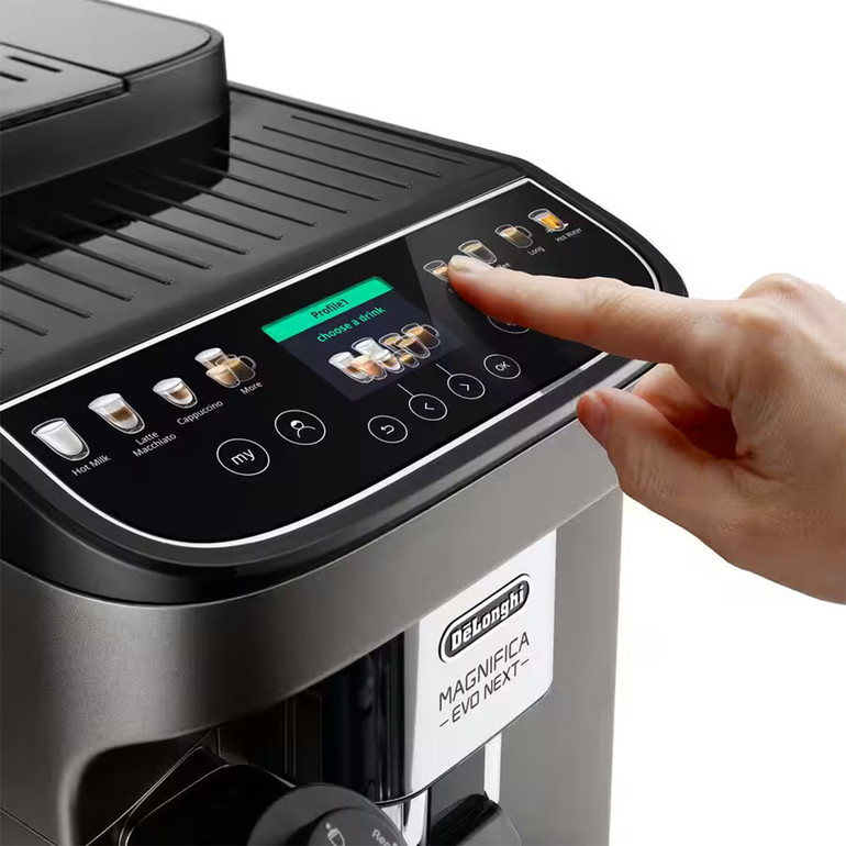 La cafetera Magnifica Evo Next encarna la experiencia, los conocimientos y la tecnología de De'Longhi para ofrecer siempre los mejores resultados en la taza. Satisface todos los gustos de café con una selección de 13 bebidas a través de la interfaz fácil de usar con iconos de colores y pantalla TFT. Personaliza tus bebidas con 5 tamaños, 4 niveles de intensidad y 3 opciones de temperatura, y disfruta de una espuma fina y abundante gracias a la tecnología LatteCrema Hot para todas tus bebidas con leche.