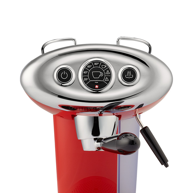Del estilo refinado y elegante del arquitecto y diseñador Luca Trazi surge la Iperespresso X7.1. Disfruta del exclusivo sabor de la experiencia de Iperespresso, nuestra manera de llevar el mejor café a tu hogar, con esta máquina de inspiración retro. Gracias al espumador de leche y su exclusivo portafiltros, la X7.1 es perfecta para los amantes del café y del cappuccino; también para quienes quieren emular a los baristas profesionales.