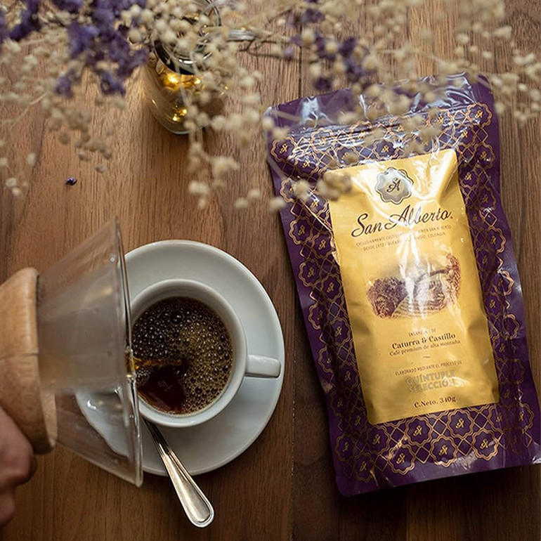 Café San Alberto Corazón Gesha| Café Premium de Origen Colombiano|calidad excepcional, sabor único y notas complejas. Cultivado en el Quindío a alturas ideales, combina prácticas sostenibles y un exclusivo proceso de selección en cinco pasos. Su equilibrio perfecto de acidez, cuerpo y aroma lo convierte en una experiencia de lujo para los amantes del café.