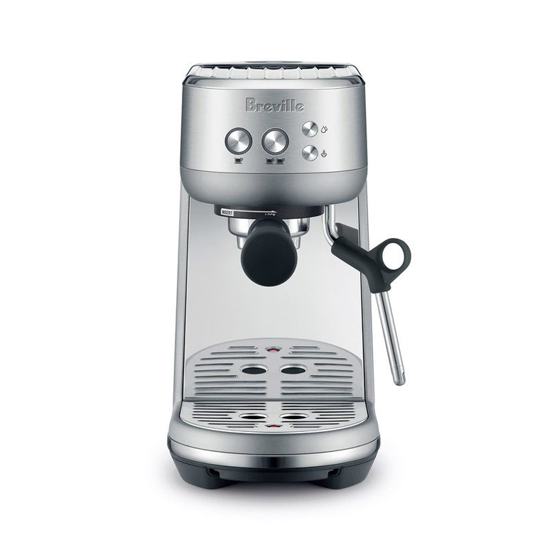 El resultado perfecto en casa al instante. Bambino puede preparar café de la tercera ola igual que las máquinas profesionales. Esto es posible gracias a la fórmula de las 4 claves. Ofrece café de calidad profesional usando un portafiltro de 54 mm y una dosis de 18 gramos de café para obtener un sabor pleno. Además, su potente vaporizador te permitirá disfrutar de microespumada, perfecta para crear latte art. Gracias al sistema de calentamiento ThermoJet patentado, solo necesitarás 3 segundos para comenzar.