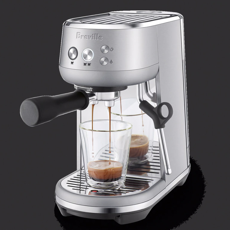 El resultado perfecto en casa al instante. Bambino puede preparar café de la tercera ola igual que las máquinas profesionales. Esto es posible gracias a la fórmula de las 4 claves. Ofrece café de calidad profesional usando un portafiltro de 54 mm y una dosis de 18 gramos de café para obtener un sabor pleno. Además, su potente vaporizador te permitirá disfrutar de microespumada, perfecta para crear latte art. Gracias al sistema de calentamiento ThermoJet patentado, solo necesitarás 3 segundos para comenzar.