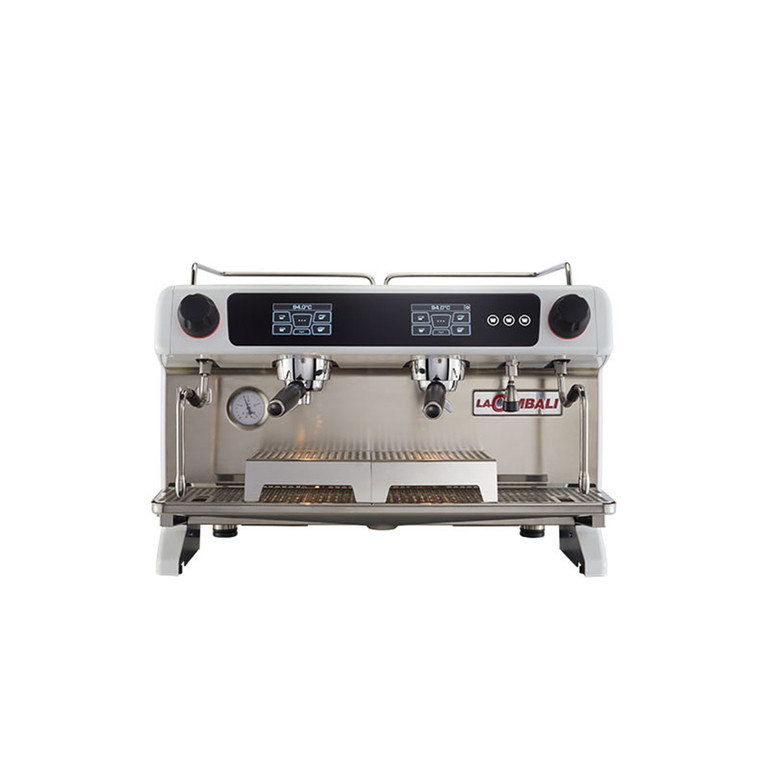 Con la firma de Valerio Cometti + V12 Design, la nueva M40 sigue claramente el estilo de la M200, iniciando un sentimiento de familia que faltaba. El estilo se asemeja al de nuestro producto estrella, pero con una forma adaptada para satisfacer mejor las necesidades de los distintos clientes. Una línea roja que continúa guiándonos en el tiempo y en el espacio.Materiales de primera El cuerpo de metal está diseñado con materiales altamente resistentes de primera calidad y duraderos: aluminio fundido a presión y acero.