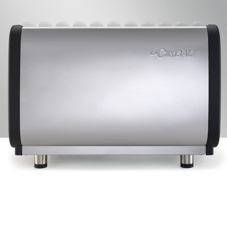 Un diseño cuidado y ergonómico a servicio del barista.
La M26 está provista de un panel de mandos electromecánico, lanzas ergonómicas más largas, una pantalla de servicios y luces en la superficie de trabajo en la versión más completa SE.