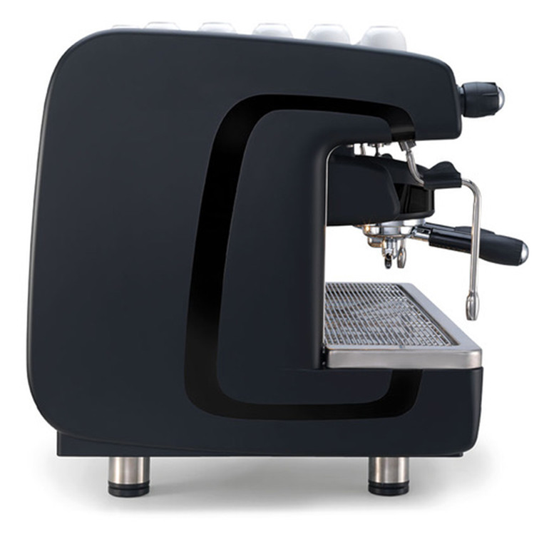 Un diseño cuidado y ergonómico a servicio del barista.
La M26 está provista de un panel de mandos electromecánico, lanzas ergonómicas más largas, una pantalla de servicios y luces en la superficie de trabajo en la versión más completa SE.
