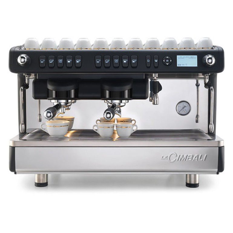 Un diseño cuidado y ergonómico a servicio del barista.
La M26 está provista de un panel de mandos electromecánico, lanzas ergonómicas más largas, una pantalla de servicios y luces en la superficie de trabajo en la versión más completa SE.