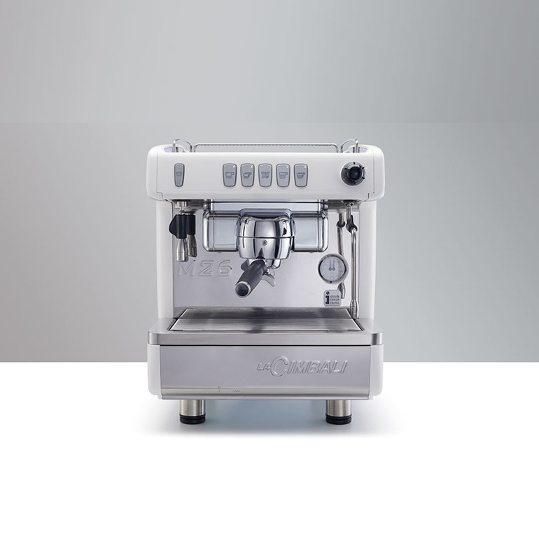 Un diseño cuidado y ergonómico a servicio del barista.
La M26 está provista de un panel de mandos electromecánico, lanzas ergonómicas más largas, una pantalla de servicios y luces en la superficie de trabajo en la versión más completa SE.