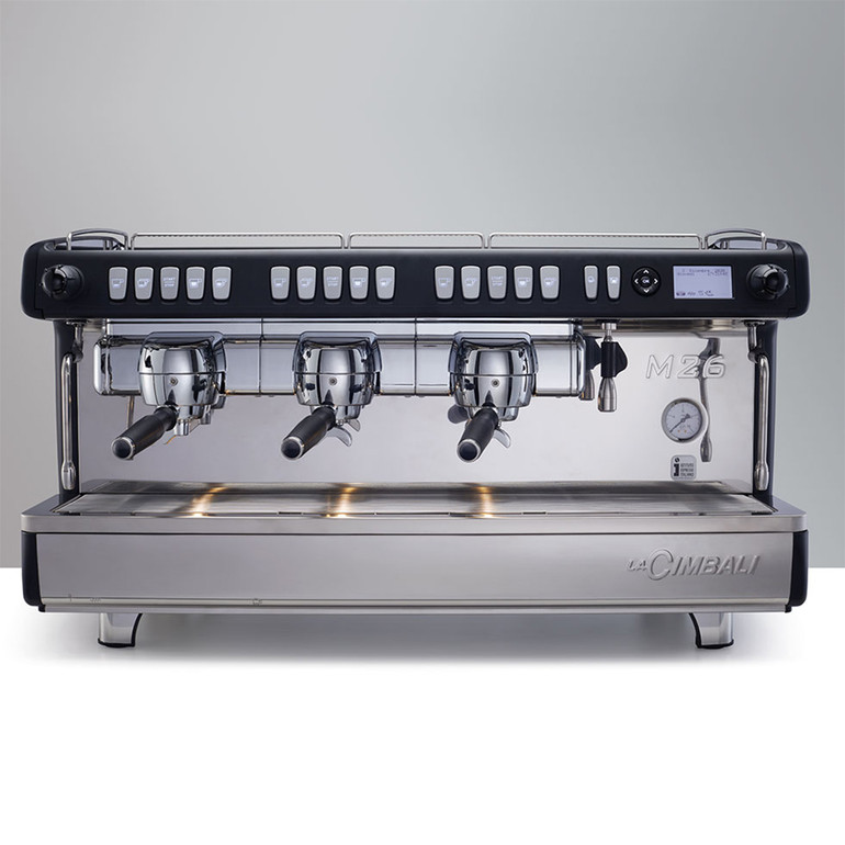 Un diseño cuidado y ergonómico a servicio del barista.
La M26 está provista de un panel de mandos electromecánico, lanzas ergonómicas más largas, una pantalla de servicios y luces en la superficie de trabajo en la versión más completa SE.