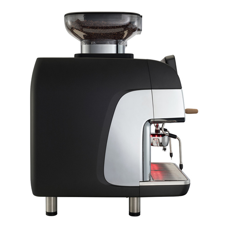 La S60 está concebida para lugares donde se necesite una máquina de café de gran rendimiento que pueda garantizar hasta 260 tazas de espresso por hora y 600 tazas al día, unos valores sin precedentes en las máquinas totalmente automáticas. La máquina garantiza continuidad en el trabajo incluso en horas punta, además de un producto de gran calidad, gracias al grupo de café metálico precalentado de alto rendimiento y a los sensores de última tecnología que controlan la fase de infusión y servicio.