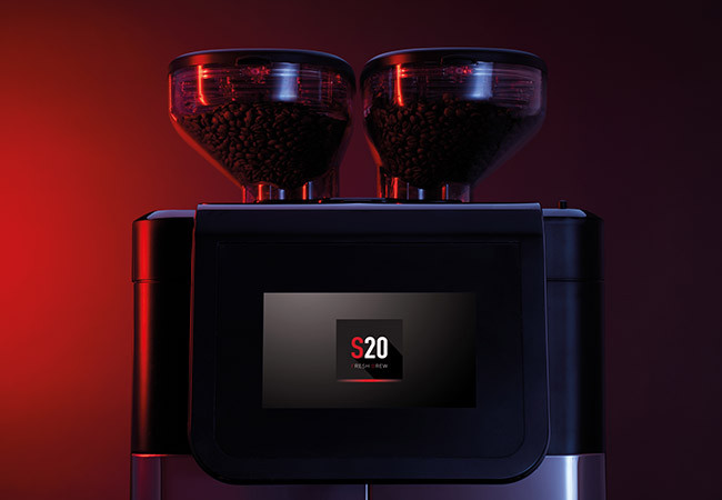 S20 Fresh Brew garantiza la temperatura perfecta desde la primera taza con su cámara metálica precalentada de elaboración del café de 50 mm, con microfiltro (hasta 30 g).Deja de preocuparte por las horas punta en el trabajo: la máquina asegura la continuidad en todos los tamaños, incluso para tazas XXL y jarras.