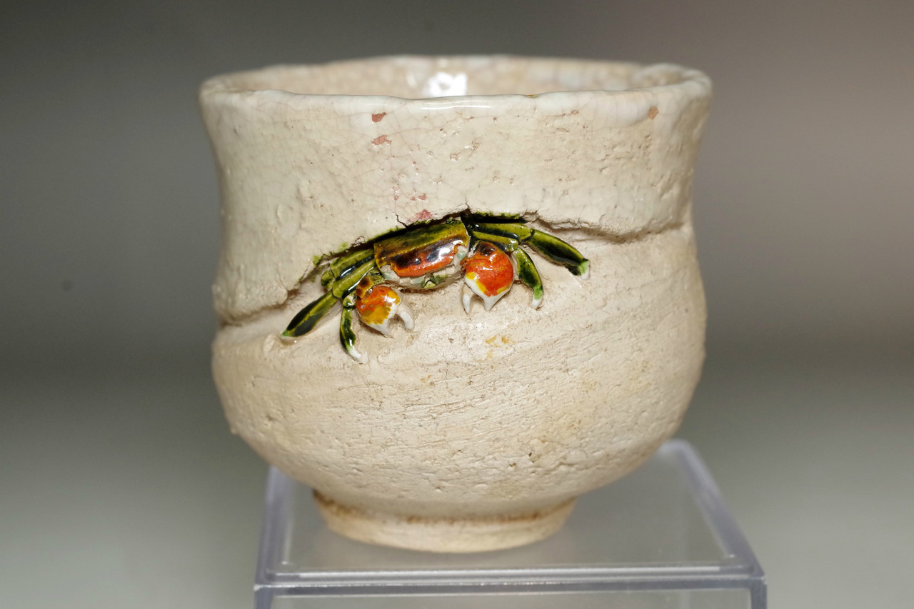 Tamai Rakuzan 3rd (1942-1990) Vintage crab carving pottery cup
