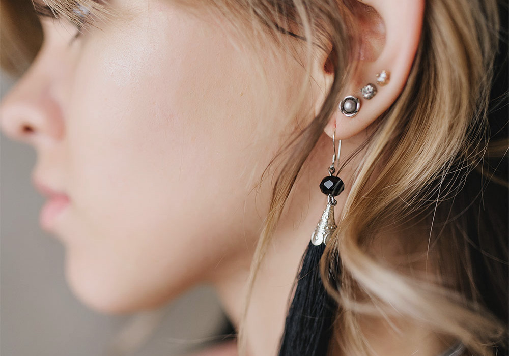 Perforación de orejas en Farmacia Ana Rey en Pontevedra