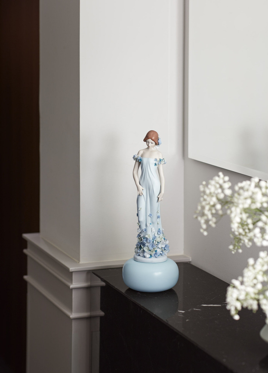 Haute Allure Refined Elegance Woman Figurine. Limited Edition 01009538 /  9538