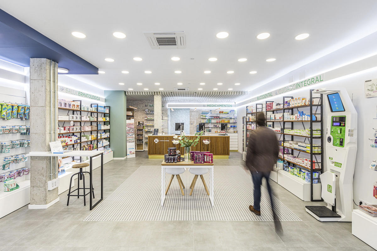 Interior de la Farmacia Oca en San Blas-Canillejas