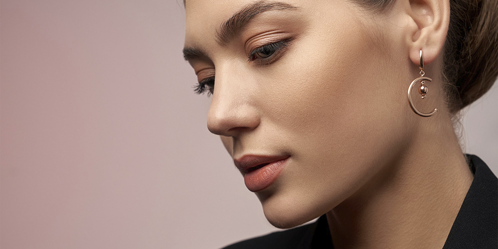 Perforación de oreja en Farmacia Oca en San Blas-Canillejas