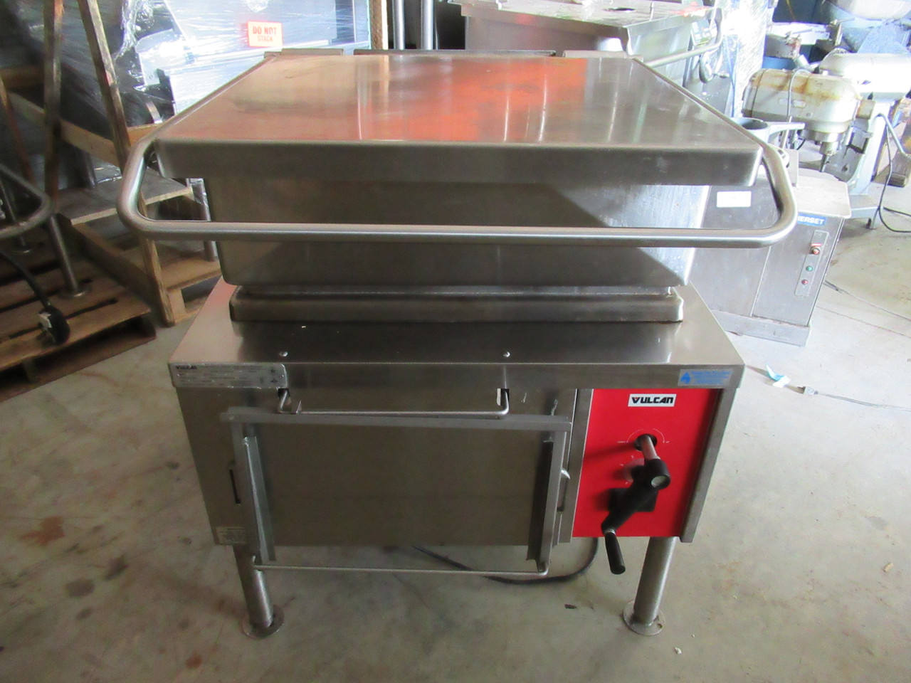 Vulcan VE30 30 Gallon Manual Tilt Braising Pan / Tilt Skillet - 208V, 3  Phase, 12 kW